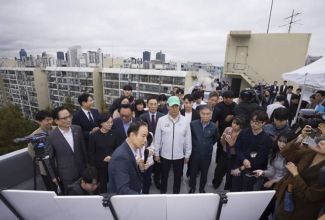 오세훈 서울시장이 지난해 10월 서울 강남구 대치동 은마아파트를 방문해 재건축 사업계획 설명을 듣고 있다. / 사진=연합뉴스