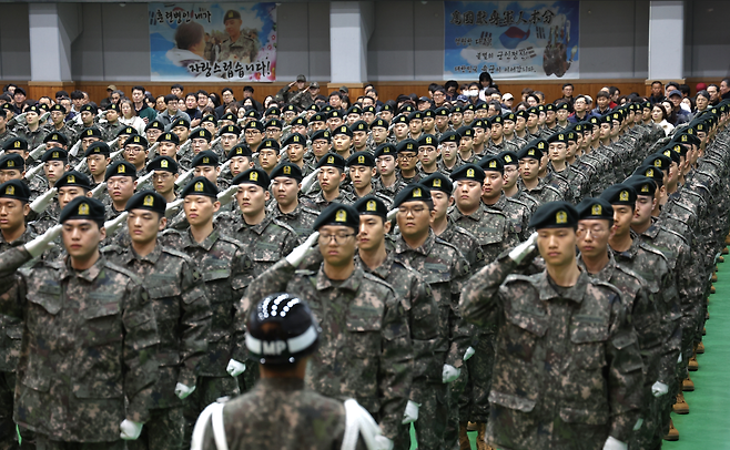 지난 3월 18일 전북 임실군 35사단 충경신병교육대대에서 올해 첫 입영 신병 수료식이 열린 가운데 신병교육을 마친 훈련병들이 경례를 하고 있다