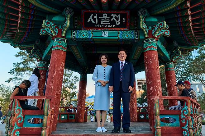 몽골을 국빈 방문 중인 이재명 대통령과 김혜경 여사가 9일(현지시간) 울란바타르 '서울의 거리'에서 기념촬영을 하고 있다. '서울의 거리'는 1995년 서울-울란바타르 자매결연을 계기로 조성한 것으로, 음식점과 편의점 등 한국 문화를 접할 수 있는 곳이다. 공동취재단