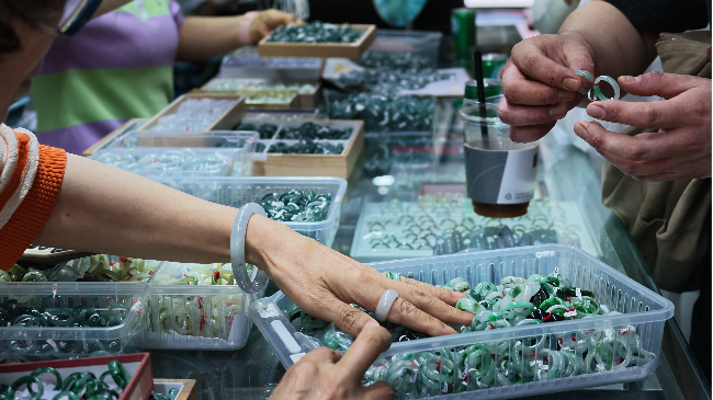 Customers search through jade rings in Oksibang, Jongno-gu, Seoul (Cha Min-jung/The Korea Herald)