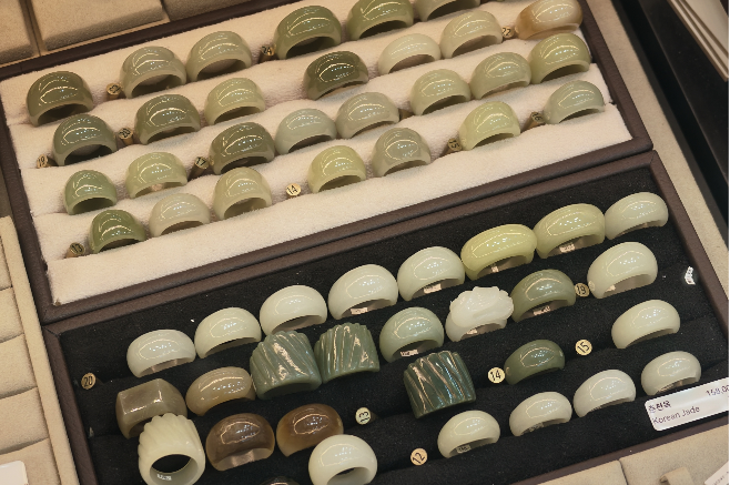 Rings made from Korean Jade are displayed at Yeijak Jewelry, Jongno-gu, Seoul. (Cha Min-jung/The Korea Herald)