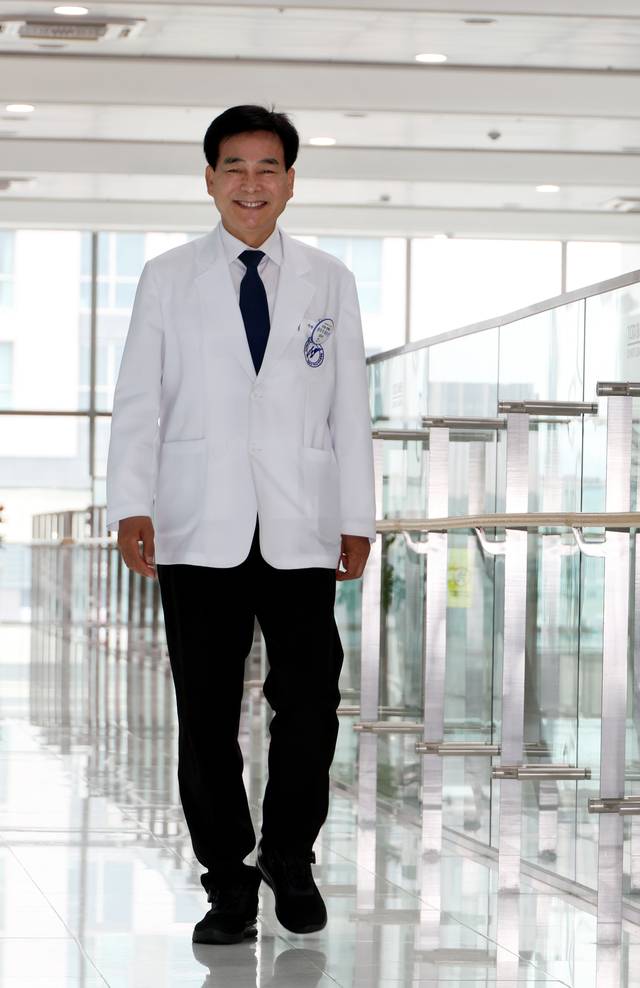 하충식 한마음국제의료재단 의장이 지난 8일 경남 창원한마음병원 복도를 환하게 웃으며 걸어오고 있다. 박윤슬 기자