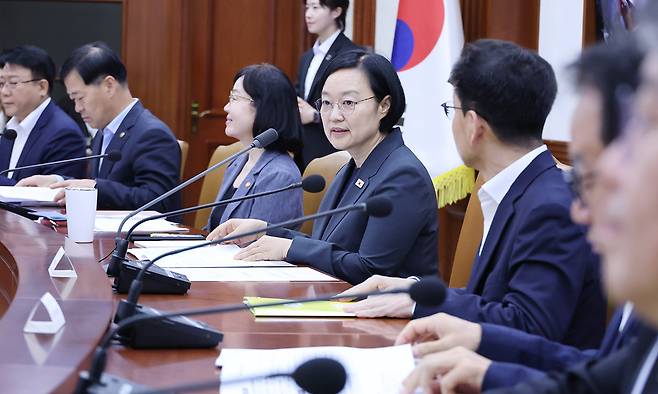 韓 “AI, 삶의 방식 변화 요구” 한성숙 국무총리(가운데)가 9일 정부서울청사에서 열린 국가정책조정회의에서 발언하고 있다. 한 총리는 “인공지능(AI)은 더 이상 기술이나 산업의 영역이 아닌 일하는 방식과 우리 삶의 방식의 변화를 요구하고 있다”고 강조했다. 연합뉴스