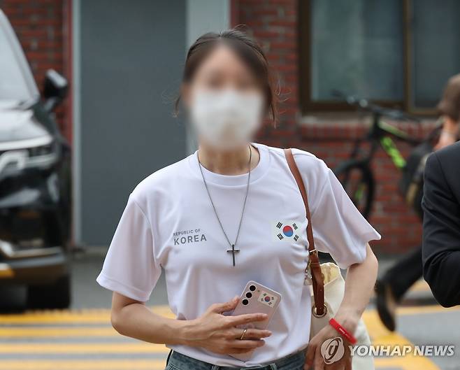 '올다르크', 개표소 막은 혐의로 경찰 조사 출석 (서울=연합뉴스) 임화영 기자 = 6·3 지방선거 개표소로 사용된 올림픽공원 핸드볼경기장 문 앞에서 체육단체 직원들의 장내 사무실 진입을 막아 업무 방해 혐의를 받는 30대 여성이 10일 서울 송파경찰서에서 조사받기 위해 출석하고 있다.
강성 보수 커뮤니티에서는 개표소 진입을 홀로 막은 이 여성을 두고 '올림픽공원 잔다르크'의 줄임말인 '올다르크'라 부르며 추앙하는 움직임이 일었다. 2026.7.10 hwayoung7@yna.co.kr
