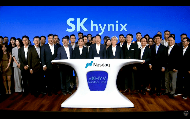 최태원 SK그룹 회장, 곽노정 SK하이닉스 대표이사(사장) 등 SK하이닉스 임직원들이 나스닥 ADR 상장 오프닝 세레모니에 참여한 모습.(사진=유튜브 라이브 캡처)