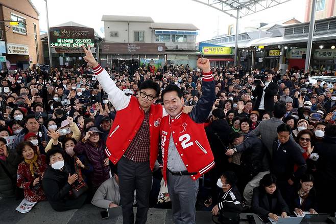 한동훈 당시 국민의힘 비상대책위원장이 총선을 앞둔 2024년 3월 22일 오전 충남 보령 중앙시장에서 충남 보령·서천 지역구에 출마한 장동혁 의원과 함께 시민들에게 인사하고 있다. 보령=뉴시스