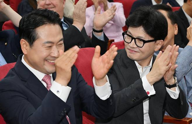 한동훈(오른쪽) 당시 국민의힘 대표가 2024년 8월 21일 국회 의원회관에서 열린 장동혁 의원실 주최 '형법 제98조 개정 입법토론회 - 간첩죄 처벌 강화' 토론회에서 박수를 치고 있다. 고영권 기자