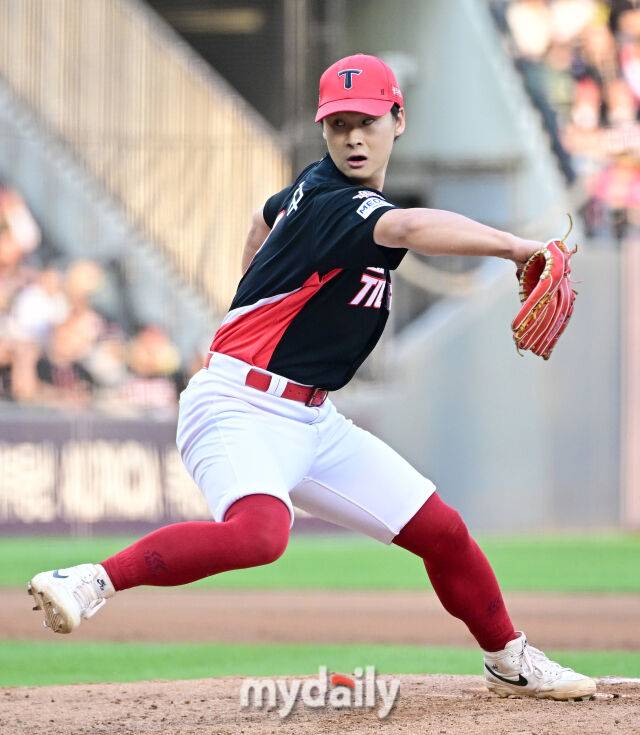 2026년 6월 27일 오후 서울 잠실구장에서 열린 '2026 신한 SOL KBO리그' KIA 타이거즈와 두산 베어스 경기. KIA 곽도규가 6회말 역투하고 있다./마이데일리