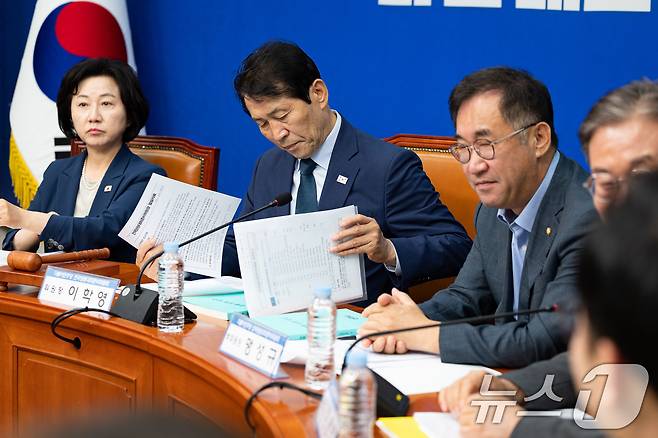 이학영 더불어민주당 전국당원대회준비위원장이 7일 서울 여의도 국회에서 열린 전당대회 준비위원회 제3차 전체회의에서 회의를 준비하고 있다. 2026.7.7 ⓒ 뉴스1 유승관 기자