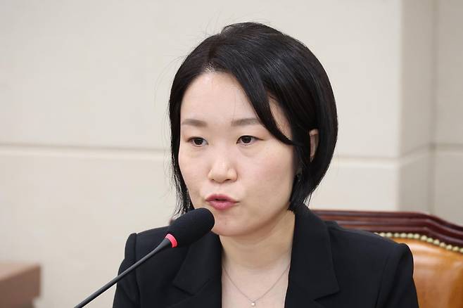 이소영 더불어민주당 간사가 8일 서울 여의도 국회에서 열린 기후에너지환경노동위원회 전체회의에서 인사말을 하고 있다. 뉴스1