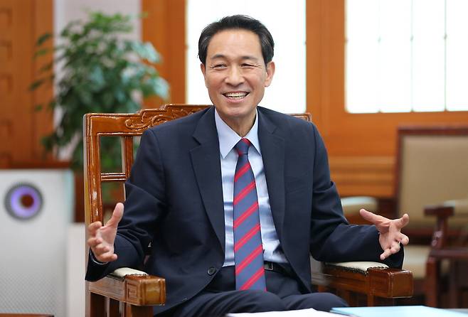 우상호 강원도지사가 매일경제 인터뷰에서 미래 강원도 구상을 밝히고 있다. 강원도
