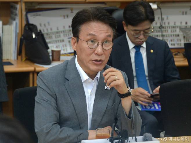 김민석 전 국무총리가 10일 전북 전주시 전북특별자치도청 기자실을 방문해 간담회를 열고 질의에 답변하고 있다./사진=뉴스1