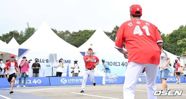 2022시즌 올스타전에서 함께 베이스볼5 이벤트 게임을 하고 있는 고우석(가운데)와 안우진.
