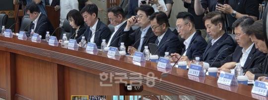 황성엽 금융투자협회장(오른쪽에서 세 번째)이 13일 여의도 금융투자협회에서 열린 금감원장-자산운용업계 CEO 간담회에서 발언하고 있다. / 사진= 한국금융신문(2026.07.13)