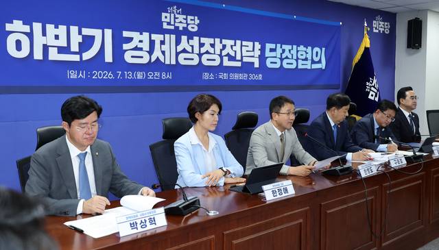 더불어민주당 한병도 대표 직무대행 겸 원내대표가 13일 국회 의원회관에서 열린 2026 하반기 경제성장전략 당정 협의에서 인사말을 하고 있다. 연합뉴스