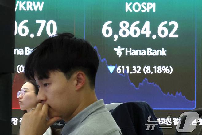 13일 오후 서울 중구 하나은행 딜링룸 전광판에 코스피 지수가 표시되고 있다. 2026.7.13 ⓒ 뉴스1 이종수 기자