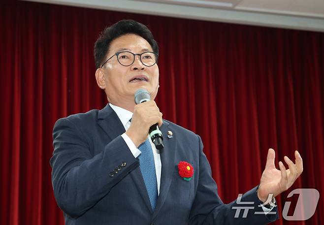 송영길 더불어민주당 당대표 후보가 13일 경기 성남시 분당구 새마을운동중앙연수원에서 열린 더불어민주당 전국시·도당 노인 위원회 협의회 워크숍에서 인사말을 하고 있다. 2026.7.13 ⓒ 뉴스1 김영운 기자