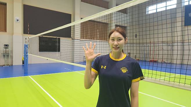 현대건설로 이적한 배유나. 통산 다섯 번째 우승을 의미하는 다섯 개의 손가락을 펼쳤다. 용인=김효경 기자