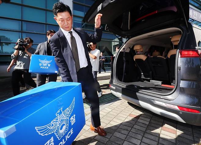 검찰의 보완수사권을 폐지하는 내용의 형사소송법 개정이 여권 주도로 추진되는 가운데 여고생 살인 피의자 장윤기 사건을 계기로 경찰의 부실 수사 및 유착 등을 보완할 대책이 시급하다는 목소리가 잇따른다. 사진은 경찰청 국가수사본부 특별수사팀이 지난 11일 광주경찰청 앞에서 압수물을 차에 싣고 있는 모습. 연합뉴스