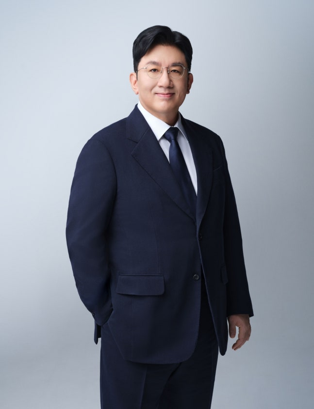 최근 SNS와 온라인 커뮤니티에는 “11일 밤 성수동에서 방시혁 의장을 봤다”는 글과 함께 영상과 사진이 공개됐다.