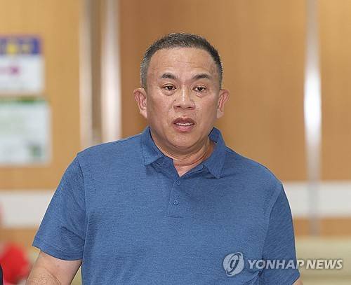 법정 향하는 명태균 (서울=연합뉴스) 박동주 기자 = 정치 브로커 명태균으로부터 여론조사를 무상으로 받은 혐의로 기소된 윤석열 전 대통령의 1심 결과가 나오는 13일 명씨가 서울 서초구 서울중앙지법에서 열린 선고 공판에 출석하고 있다. 2026.7.13 pdj6635@yna.co.kr