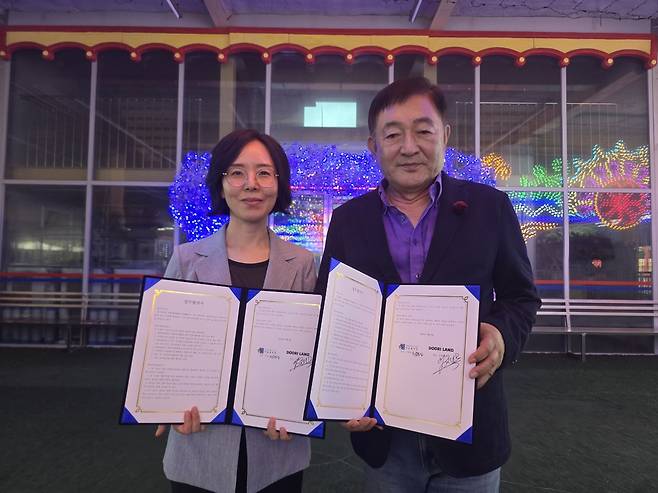 다운복지관 신명진 관장(왼쪽)과 두리랜드 임채무 대표. 다운복지관