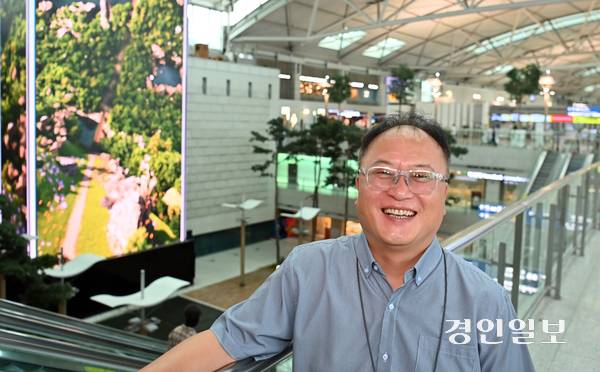 지난 8일 인천국제공항 제1여객터미널에서 만난 고영호 인천국제공항공사 보안경비팀 계장은 “세계 어디를 가봐도 인천국제공항만큼 항공사 발권부터 여객 이동 동선이 단순하고 정교하게 설계돼 출입국 대기 시간이 짧은 공항은 없다”며 “국내외 승객들로부터 ‘인천공항이 제일 편리하고 좋다’는 칭찬을 들을 때마다 큰 자부심을 느낀다”고 말했다. 2026.7.8 /김용국기자 yong@kyeongin.com