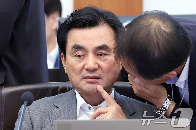 안규백 국방부 장관이 14일 청와대에서 열린 국무회의에 참석해 송기호 국가안보실 제3차장과 대화하고 있다. 2026.7.14 ⓒ 뉴스1 이재명 기자