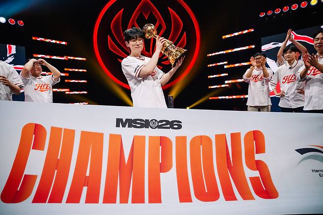 한화생명 ‘제우스’ 최우제가 12일 대전 유성구 대전컨벤션센터(DCC)에서 열린 2026 MSI 브래킷 스테이지 결승전 승리 후 포즈를 취하고 있다 .사진 | 라이엇 게임즈