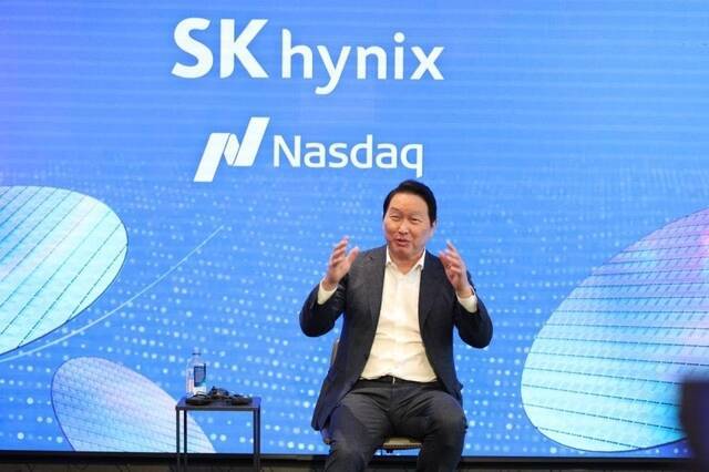 최태원 SK그룹 회장이 지난 10일(현지시간) 미국 뉴욕에서 열린 SK하이닉스 나스닥 상장 기념 기자간담회에서 발언하고 있다. /SK하이닉스