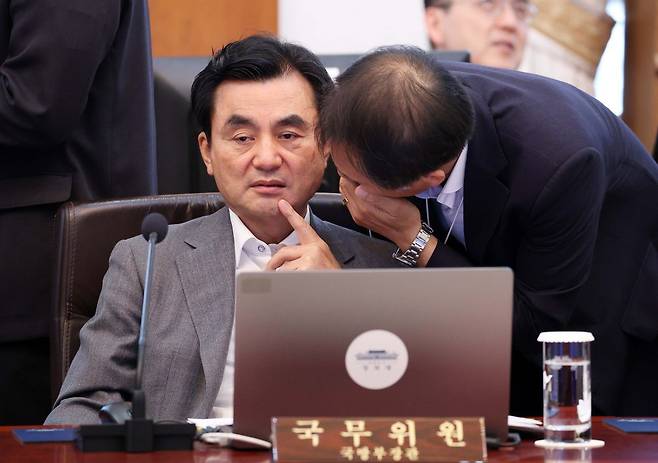 안규백 국방부 장관이 14일 청와대에서 열린 제30회 국무회의에서 관계자와 대화하고 있다. 김지훈 기자