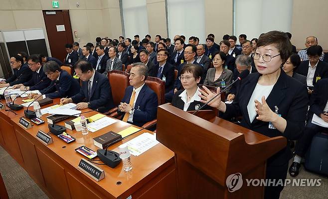 선관위 국조특위 1차 청문회 (서울=연합뉴스) 신현우 기자 = 조현욱 6·3 지방선거 투표용지 부족 사태 진상규명위원장이 14일 국회에서 열린 '제9회 전국동시지방선거 투표용지 부족 사태 등 국민 참정권 침해 진상규명 및 선거관리 개혁을 위한 국정조사 특별위원회' 제1차 청문회에서 의원 질의에 답하고 있다. 2026.7.14 nowwego@yna.co.kr