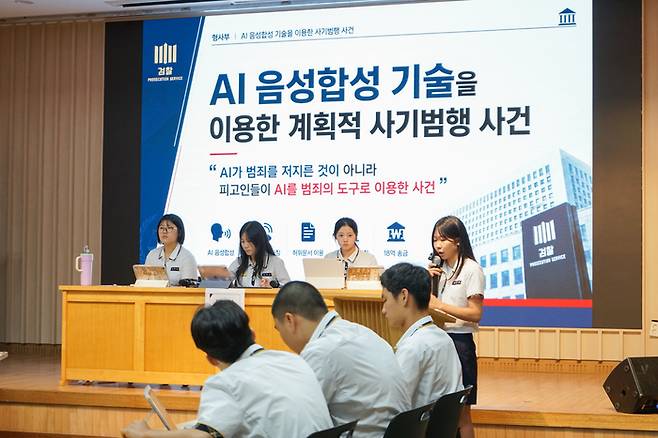 15일 오후 1시 대구 계성고등학교 대강당에서 2026 계성AI 리걸테크 모의법정 경연대회(KAMT) 결선이 열리고 있다. 검사측 대표 김정원(16)양이 공소사실을 낭독하는 모습. <계성고 1학년 박범준 군 제공>