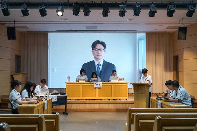 2026 계성 AI 리걸테크 모의법정 경연대회(KAMT) 결선에서 스크린 속에 등장한 AI 피고인 페르소나 가 변호인 측의 신문에 실시간으로 답변하고 있다. <계성고 1학년 박범준 군 제공>