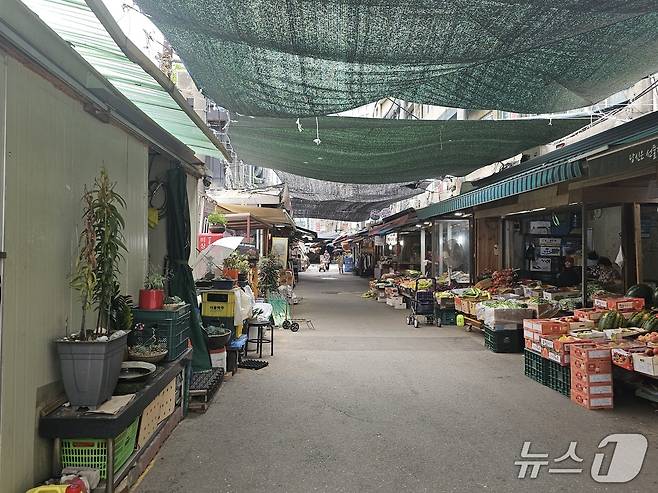 14일 서울 마포구 공덕시장이 무더운 날씨에 한산한 모습을 보이고 있다. 2026.7.14 ⓒ 뉴스1 정지윤 기자