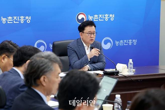 농촌진흥청은 15일 본청 영농종합상황실에서 전국 9개 도 농업기술원장과 시군농업기술센터 대표 등이 참석한 가운데 업무협의회를 열고 여름철 농업 현안 대응 방안을 논의했다. ⓒ농촌진흥청