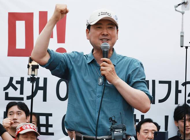 장동혁 국민의힘 대표가 12일 부산 서면 하트광장에서 열린 참정권 침해 규탄 집회에 참석해 단상에서 구호를 외치고 있다. 연합뉴스