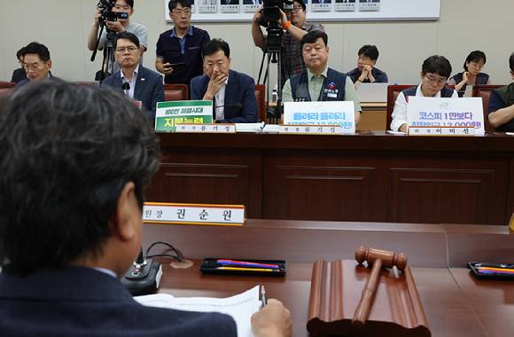 23일 정부세종청사 최저임금위원회에서 내년도 최저임금 인상률을 본격 논의하기 위한 제8차 전원회의가 열리고 있다.