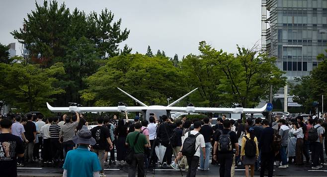 국내 첫 민간 UAM 공개 행사에서 기체를 촬영하기 위해 이동하는 취재진의 모습.