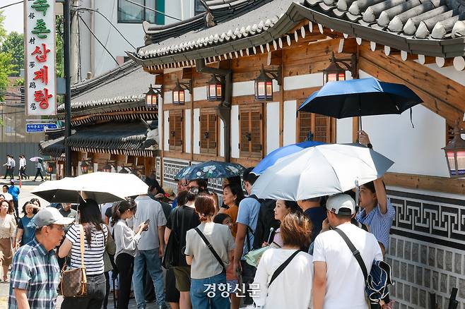 초복인 15일 서울 종로구의 한 삼계탕집 앞이 손님들로 붐비고 있다. 이준헌 기자