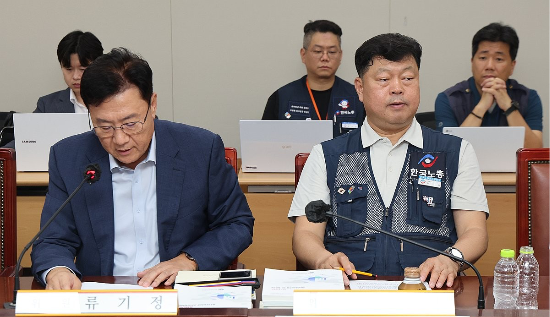 14일 정부세종청사 최저임금위원회에서 열린 제14차 전원회의에서 근로자위원인 류기섭 한국노총 사무총장이 사용자위원인 류기정 한국경영자총협회(경총) 전무의 발언을 듣고 있다. (연합뉴스)