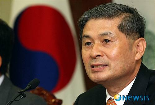 【수원=뉴시스】강종민 기자 = 26일 오전 경기도청에서 열린 형질전환 복제돼지 생산에 관한 공동연구 협약식에서 경기도와 협약서를 교환한 황우석 박사가 취재진의 질문에 답하고 있다. ppkjm@newsis.com