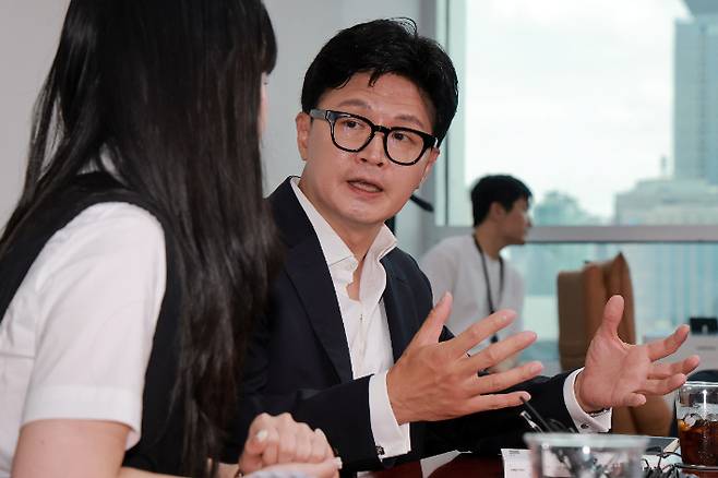 13일 '부산 돌려차기' 사건 피해자와의 면담 내용 설명하는 한동훈 의원. 연합뉴스