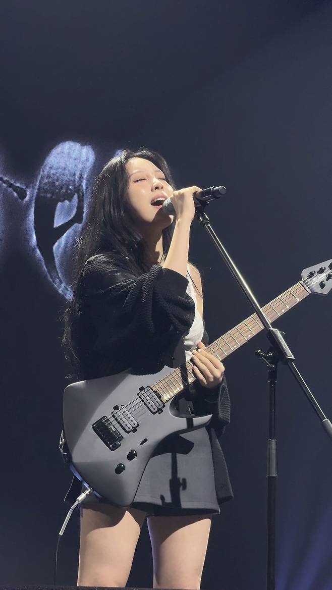 가수 권진아가 15일 새 미니앨범 ‘세이브 미’ 발매를 기념하여 쇼케이스를 열었다. 사진제공 | 박현빈 기자 bakhb9@donga.com