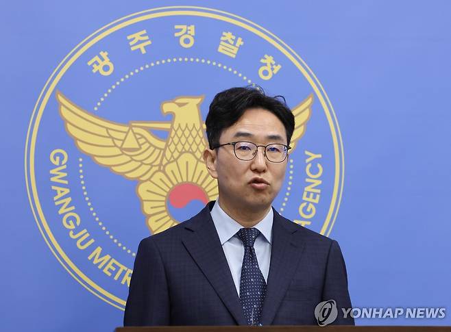 '장윤기 사건' 중간 수사 결과 브리핑하는 경찰 (전남광주=연합뉴스) 정다움 기자 = 15일 광주경찰청 기자실에서 경찰청 국가수사본부 특별수사단이 장윤기 사건을 둘러싸고 불거진 증거인멸·유착 등 의혹에 대한 중간 수사 결과를 발표하고 있다. 2026.7.15 daum@yna.co.kr