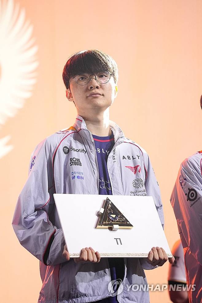EWC 무대 선 '페이커' 이상혁 (파리=연합뉴스) 김주환 기자 = T1 주장 '페이커' 이상혁이 15일(현지 시간) 프랑스 파리 포르트 드 베르사유 전시장에서 열린 EWC 2026 리그 오브 레전드(LoL) 종목 개막 행사에서 팀 메달을 들고 서 있다. 2026.7.15 jujuk@yna.co.kr