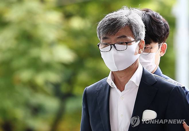 특검 향하는 이종호 전 블랙펄인베스트 대표_(서울=연합뉴스) 김성민 기자 = 이종호 전 블랙펄인베스트 대표가 12일 참고인 신분으로 조사받기 위해 서울 서초구 순직해병 특별검사팀에 출석하고 있다. 2025.10.12 ksm7976@yna.co.kr