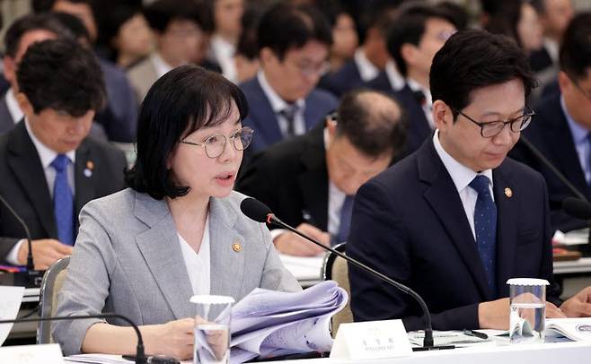 송경희 개인정보보호위원장이 16일 청와대 영빈관에서 열린 '삶으로 체감하는 대체불가 대한민국-국민과 함께하는 두 번째 업무보고'에서 업무보고를 하고 있다. (연합뉴스)