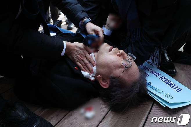 이재명 더불어민주당 대표가 2일 부산 가덕도 대항전망대에서 60대 괴한에게 습격을 당한 뒤 쓰러져 있다. (부산일보 제공) 2023.1.2 ⓒ 뉴스1