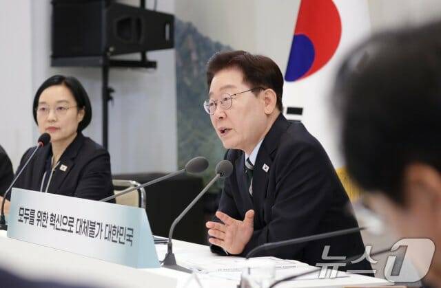 이재명 대통령은 16일 과학기술정보통신부 업무보고에서 배경훈 부총리 겸 과기정통부 장관에게 독자 AI 모델의 다국어 확장 전략과 해외 협력 방안을 강조했다. (사진=뉴스1)